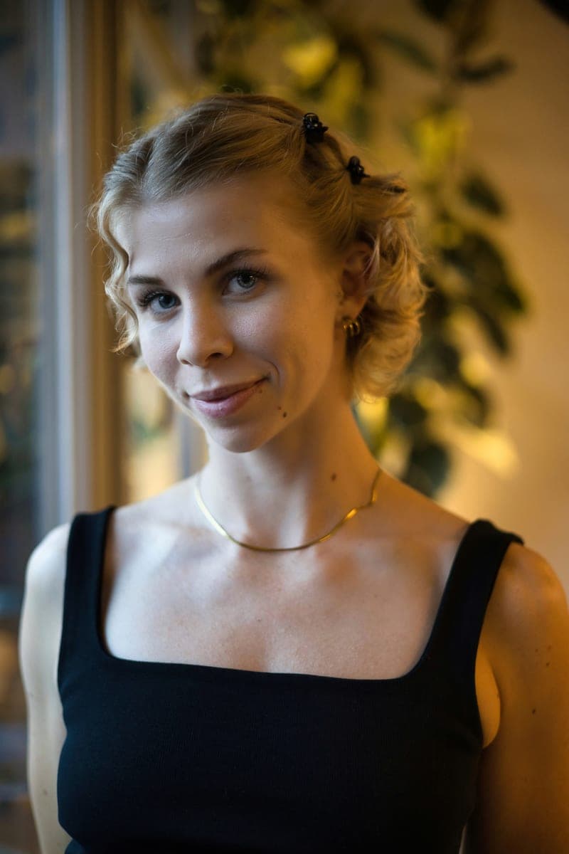 Mona Hofmeister – Pole & Aerial Hoop Trainerin